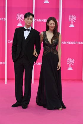 Pink Carpet - The 9th Canneseries International Festival in Cannes, France - 24 Apr 2026 Claudia Kim and Ahn Bo-hyun attend Day Two of the 9th Canneseries International Festival in Cannes. Pink Carpet - The 9th Canneseries International Festival - Day 2.April 24, 2026 Cannes France Copyright: xGianluigixJoriox xSOPAxImagesx GJorio_24,Pink Canneserie_24185