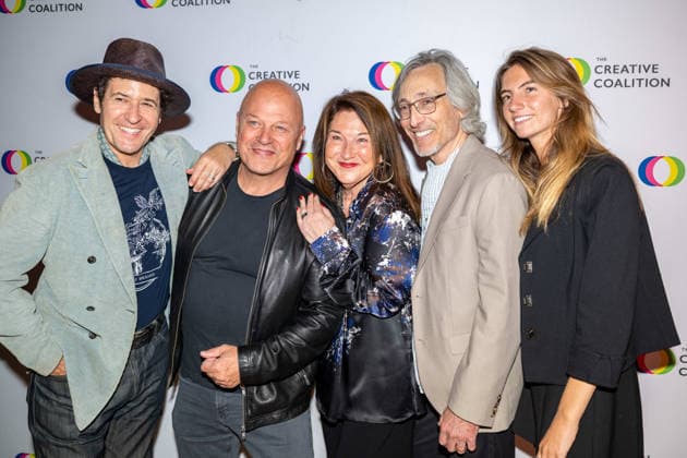 April 24, 2026, Washington, District Of Columbia, USA: WASHINGTON, District of Columbia, USA, 24 April 2026: Rob Morrow and Michael Chiklis pose with attendees on the red carpet during The Creative Coalition Night Before Dinner ahead of the White House CorrespondentsÃ¢â‚¬â ¢ Dinner weekend at PubKey in Washington, DC, USA. Washington USA - ZUMAk206 20260424_znp_k206_044 Copyright: xMattxKaminskyx