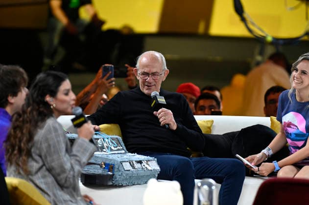 April 24, 2026, Mexico City, Ciudad de Mexico, Mexico: Christopher Lloyd receives a DeLorean pioÂ±ata by a fan during a conference as part of pop culture festival CCXP Comic Con Experience at Centro Banamex on April 24, 2026 in Mexico City, Mexico. Mexico City Mexico - ZUMAe321 20260424_zea_e321_114 Copyright: xCarlosxTischlerx