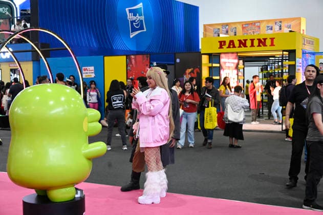 April 24, 2026, Mexico City, Ciudad de Mexico, Mexico: A cosplayer takes a photo during the pop culture festival CCXP Comic Con Experience at Centro Banamex on April 24, 2026 in Mexico City, Mexico. Mexico City Mexico - ZUMAe321 20260424_zea_e321_048 Copyright: xCarlosxTischlerx