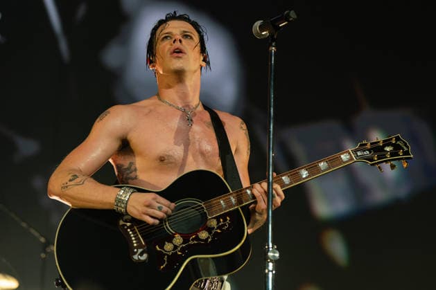 April 24, 2026, London, United Kingdom: Dominic Richard Harrison, well known as Yungblud seen performing live on stage at London O2 Arena Dominic Harrison known peofessionally as Yungblud brings his Idols tour to the O2 Arena 24th April 2026 with support bands The Molotovs and The Warning. London United Kingdom - ZUMAs197 20260424_aaa_s197_282 Copyright: xBonniexBritainx