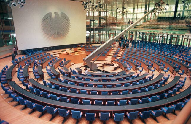 Deutschland, Bonn, 29.10.1992 F: 03-81-14 Fuer Ihr Archiv Foto: Blick in den neuen Bundestag (Plenarsaal) Weltwirtschaftsgipfel Weltwirtschaftsgipfel *** Germany, Bonn, 29 10 1992 F 03 81 14 For your archive Photo View of the new Bundestag plenary chamber World Economic Summit World Economic Summit