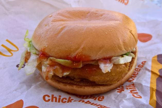 Die McDonald Corporation ist ein US-amerikanischer Betreiber und Franchisegeber von weltweit vertretenen Schnellrestaurants und der umsatzstärkste Fastfood-Konzern der Welt. Foto: McDonalds Burger bzw. Chickenburger. *** The McDonald Corporation is an American operator and franchisor of fast food restaurants worldwide and the worlds largest fast food company in terms of sales Photo McDonalds Burger or Chickenburger