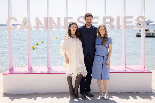 The 9th Canneseries International Festival - Le Rouge Et Le Noir Photocall Zoé Adjani-Vallat, Victor Belmondo and Camille Razat attend the Le Rouge Et Le Noir Photocall at the 9th Canneseries International Festival on April 25, 2026 in Cannes, France. Photo by Shootpix ABACAPRESS.COM Cannes France  Copyright: xShootpix ABACAx