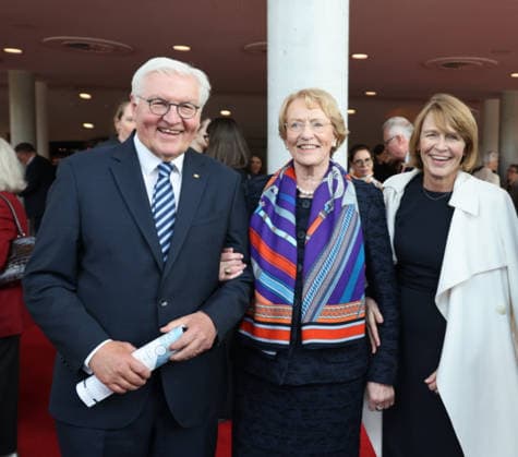 Bundespräsident in Emden 25.04.2026, Germany, Niedersachsen, Emden, Kunsthalle Bundespräsident Frank-Walter Steinmeier und Elke Büdenbender bei der 40 Jahre Feier der Kunsthalle Emden mit Eske annen, gründerin , Ministerpräsident Olaf Lies und Minister Falko Mohrs, sowie der Oberbuergermeister Tim Kruithoff, mit der besonderen Kette von 1902, hier mit Max Beckmann Bild Locarno Torgau Sachsen Germany