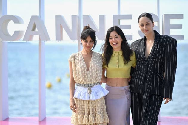 9th Cannes Series - Many People Need To Die Photocall. FC CANNES, FRANCE - APRIL 25 Macarena García, Anna Castillo and Laura Weissmahr attends the Many People Need To Die Photocall at the 9th Canneseries International Festival at Plage Du Majestic on April 25, 2026 in Cannes, France. Photo by Franck Castel ABACAPRESS.COM Cannes France  Copyright: xCastelxFranck ABACAx