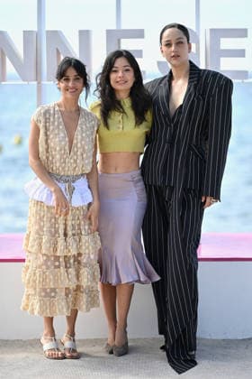9th Cannes Series - Many People Need To Die Photocall. FC CANNES, FRANCE - APRIL 25 Macarena García, Anna Castillo and Laura Weissmahr attends the Many People Need To Die Photocall at the 9th Canneseries International Festival at Plage Du Majestic on April 25, 2026 in Cannes, France. Photo by Franck Castel ABACAPRESS.COM Cannes France  Copyright: xCastelxFranck ABACAx