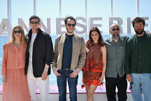 9th Cannes Series - Paris Police 1910 Photocall. FC CANNES, FRANCE - APRIL 25 Evelyne Brochu, Jérémie Laheurte, Julien Despaux, Eugénie Derouand, Fabien Nury and Thibaut Evrard attends the Paris Police 1910 Photocall at the 9th Canneseries International Festival at Plage Du Majestic on April 25, 2026 in Cannes, France. Photo by Franck Castel ABACAPRESS.COM Cannes France  Copyright: xCastelxFranck ABACAx