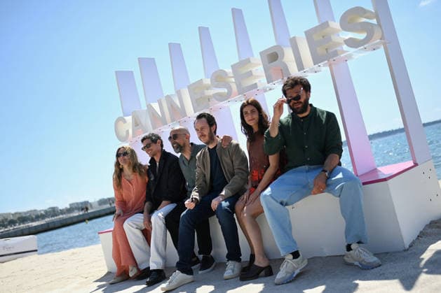 9th Cannes Series - Paris Police 1910 Photocall. FC CANNES, FRANCE - APRIL 25 Evelyne Brochu, Jérémie Laheurte, Julien Despaux, Eugénie Derouand, Fabien Nury and Thibaut Evrard attends the Paris Police 1910 Photocall at the 9th Canneseries International Festival at Plage Du Majestic on April 25, 2026 in Cannes, France. Photo by Franck Castel ABACAPRESS.COM Cannes France  Copyright: xCastelxFranck ABACAx