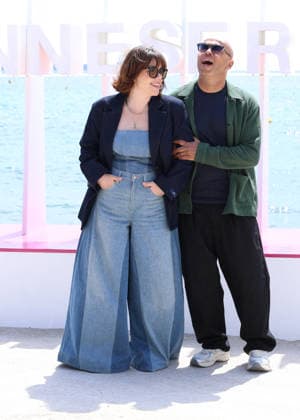 Sophie Marie Larrouy et Eric Judor Photocall A Bientôt de te revoir lors de la 9ème édition de CanneSeries sur la plage du Majestic à Cannes le 25 Avril 2026 Denis Guignebourg Bestimage Celebrities on the photocall at the 9th edition of Canneseries in Cannes on 25 04 2026 Cannes France  Copyright: xDenisxGuignebourgx xBestimagexDenisxGuignebourgx xBestimagex