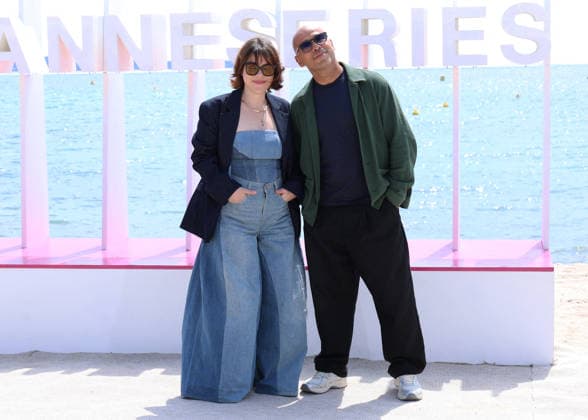 Sophie Marie Larrouy et Eric Judor Photocall A Bientôt de te revoir lors de la 9ème édition de CanneSeries sur la plage du Majestic à Cannes le 25 Avril 2026 Denis Guignebourg Bestimage Celebrities on the photocall at the 9th edition of Canneseries in Cannes on 25 04 2026 Cannes France  Copyright: xDenisxGuignebourgx xBestimagexDenisxGuignebourgx xBestimagex