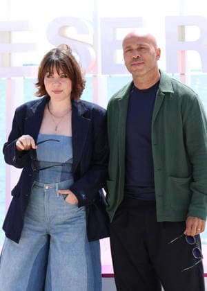 Sophie Marie Larrouy et Eric Judor Photocall A Bientôt de te revoir lors de la 9ème édition de CanneSeries sur la plage du Majestic à Cannes le 25 Avril 2026 Denis Guignebourg Bestimage Celebrities on the photocall at the 9th edition of Canneseries in Cannes on 25 04 2026 Cannes France  Copyright: xDenisxGuignebourgx xBestimagexDenisxGuignebourgx xBestimagex