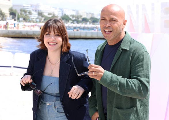 Sophie Marie Larrouy et Eric Judor Photocall A Bientôt de te revoir lors de la 9ème édition de CanneSeries sur la plage du Majestic à Cannes le 25 Avril 2026 Denis Guignebourg Bestimage Celebrities on the photocall at the 9th edition of Canneseries in Cannes on 25 04 2026 Cannes France  Copyright: xDenisxGuignebourgx xBestimagexDenisxGuignebourgx xBestimagex
