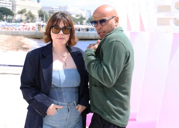 Sophie Marie Larrouy et Eric Judor Photocall A Bientôt de te revoir lors de la 9ème édition de CanneSeries sur la plage du Majestic à Cannes le 25 Avril 2026 Denis Guignebourg Bestimage Celebrities on the photocall at the 9th edition of Canneseries in Cannes on 25 04 2026 Cannes France  Copyright: xDenisxGuignebourgx xBestimagexDenisxGuignebourgx xBestimagex