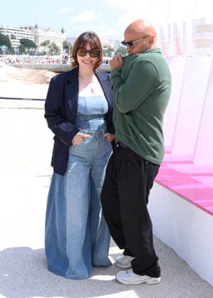 Sophie Marie Larrouy et Eric Judor Photocall A Bientôt de te revoir lors de la 9ème édition de CanneSeries sur la plage du Majestic à Cannes le 25 Avril 2026 Denis Guignebourg Bestimage Celebrities on the photocall at the 9th edition of Canneseries in Cannes on 25 04 2026 Cannes France  Copyright: xDenisxGuignebourgx xBestimagexDenisxGuignebourgx xBestimagex