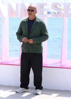Eric Judor Photocall A Bientôt de te revoir lors de la 9ème édition de CanneSeries sur la plage du Majestic à Cannes le 25 Avril 2026 Denis Guignebourg Bestimage Celebrities on the photocall at the 9th edition of Canneseries in Cannes on 25 04 2026 Cannes France  Copyright: xDenisxGuignebourgx xBestimagexDenisxGuignebourgx xBestimagex