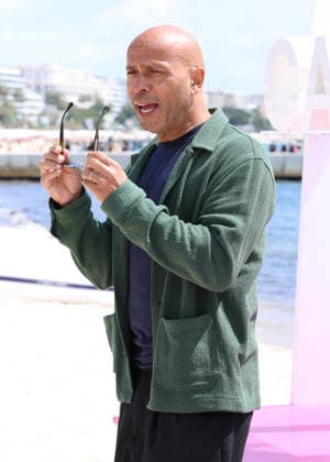 Eric Judor Photocall A Bientôt de te revoir lors de la 9ème édition de CanneSeries sur la plage du Majestic à Cannes le 25 Avril 2026 Denis Guignebourg Bestimage Celebrities on the photocall at the 9th edition of Canneseries in Cannes on 25 04 2026 Cannes France  Copyright: xDenisxGuignebourgx xBestimagexDenisxGuignebourgx xBestimagex