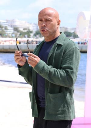 Eric Judor Photocall A Bientôt de te revoir lors de la 9ème édition de CanneSeries sur la plage du Majestic à Cannes le 25 Avril 2026 Denis Guignebourg Bestimage Celebrities on the photocall at the 9th edition of Canneseries in Cannes on 25 04 2026 Cannes France  Copyright: xDenisxGuignebourgx xBestimagexDenisxGuignebourgx xBestimagex