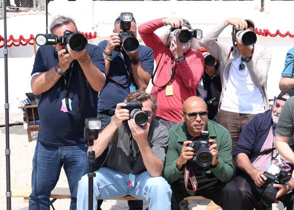 Eric Judor among the photographers Photocall A Bientôt de te revoir lors de la 9ème édition de CanneSeries sur la plage du Majestic à Cannes le 25 Avril 2026 Denis Guignebourg Bestimage Celebrities on the photocall at the 9th edition of Canneseries in Cannes on 25 04 2026 Cannes France  Copyright: xDenisxGuignebourgx xBestimagexDenisxGuignebourgx xBestimagex