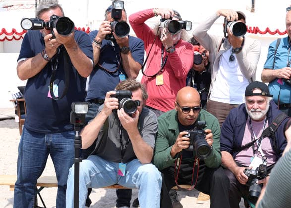 Eric Judor among the photographers Photocall A Bientôt de te revoir lors de la 9ème édition de CanneSeries sur la plage du Majestic à Cannes le 25 Avril 2026 Denis Guignebourg Bestimage Celebrities on the photocall at the 9th edition of Canneseries in Cannes on 25 04 2026 Cannes France  Copyright: xDenisxGuignebourgx xBestimagexDenisxGuignebourgx xBestimagex