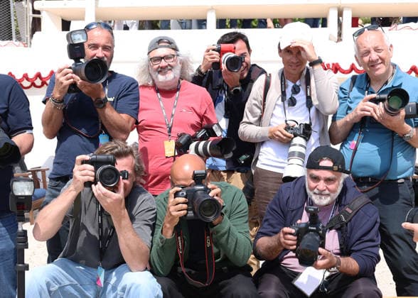 Eric Judor among the photographers Photocall A Bientôt de te revoir lors de la 9ème édition de CanneSeries sur la plage du Majestic à Cannes le 25 Avril 2026 Denis Guignebourg Bestimage Celebrities on the photocall at the 9th edition of Canneseries in Cannes on 25 04 2026 Cannes France  Copyright: xDenisxGuignebourgx xBestimagexDenisxGuignebourgx xBestimagex