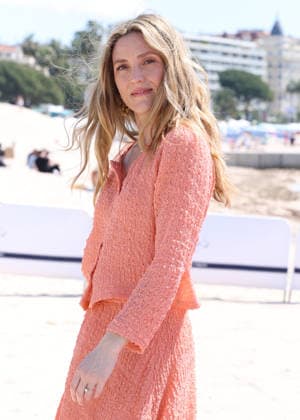 Evelyne Brochu Photocall Paris police 1910 at the 9th edition of CanneSeries on the Majestic beach in Cannes on 25 April 2026 Denis Guignebourg Bestimage Celebrities on the photocall at the 9th edition of Canneseries in Cannes on 25 04 2026 Cannes France  Copyright: xDenisxGuignebourgx xBestimagexDenisxGuignebourgx xBestimagex