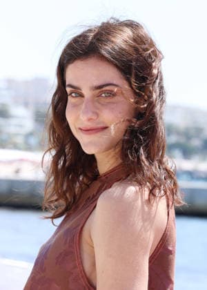 Eugenie Derouand Photocall Paris police 1910 at the 9th edition of CanneSeries on the Majestic beach in Cannes on 25 April 2026 Denis Guignebourg Bestimage Celebrities on the photocall at the 9th edition of Canneseries in Cannes on 25 04 2026 Cannes France  Copyright: xDenisxGuignebourgx xBestimagexDenisxGuignebourgx xBestimagex