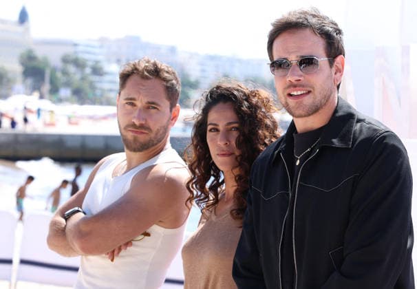 Youcef Agal, Samira Lachhab et Adrien Rob Photocall Demain nous appartient lors de la 9ème édition de CanneSeries sur la plage du Majestic à Cannes le 25 Avril 2026 Denis Guignebourg Bestimage Celebrities on the photocall at the 9th edition of Canneseries in Cannes on 25 04 2026 Cannes France  Copyright: xDenisxGuignebourgx xBestimagexDenisxGuignebourgx xBestimagex