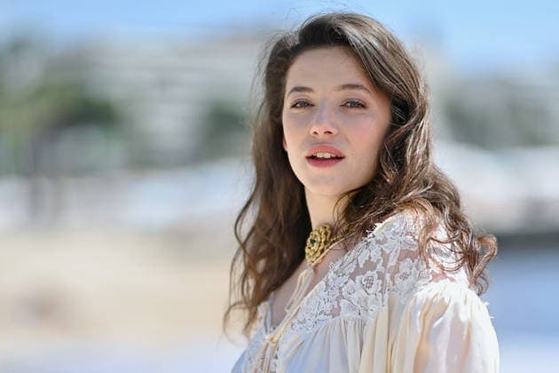 9th Cannes Series - Le Rouge Et Le Noir Photocall. FC CANNES, FRANCE - APRIL 25 Zoe Adjani-Vallat attends the Le Rouge Et Le Noir Photocall at the 9th Canneseries International Festival on April 25, 2026 in Cannes, France. Photo by Franck Castel ABACAPRESS.COM Cannes France  Copyright: xCastelxFranck ABACAx