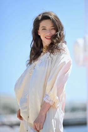 9th Cannes Series - Le Rouge Et Le Noir Photocall. FC CANNES, FRANCE - APRIL 25 Zoe Adjani-Vallat attends the Le Rouge Et Le Noir Photocall at the 9th Canneseries International Festival on April 25, 2026 in Cannes, France. Photo by Franck Castel ABACAPRESS.COM Cannes France  Copyright: xCastelxFranck ABACAx
