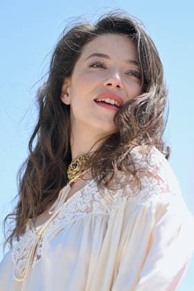 9th Cannes Series - Le Rouge Et Le Noir Photocall. FC CANNES, FRANCE - APRIL 25 Zoe Adjani-Vallat attends the Le Rouge Et Le Noir Photocall at the 9th Canneseries International Festival on April 25, 2026 in Cannes, France. Photo by Franck Castel ABACAPRESS.COM Cannes France  Copyright: xCastelxFranck ABACAx