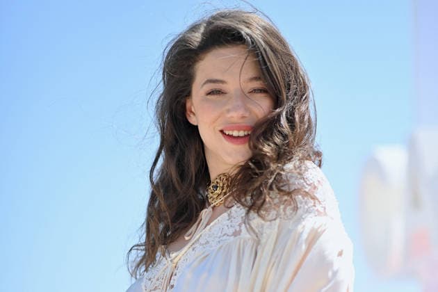9th Cannes Series - Le Rouge Et Le Noir Photocall. FC CANNES, FRANCE - APRIL 25 Zoe Adjani-Vallat attends the Le Rouge Et Le Noir Photocall at the 9th Canneseries International Festival on April 25, 2026 in Cannes, France. Photo by Franck Castel ABACAPRESS.COM Cannes France  Copyright: xCastelxFranck ABACAx