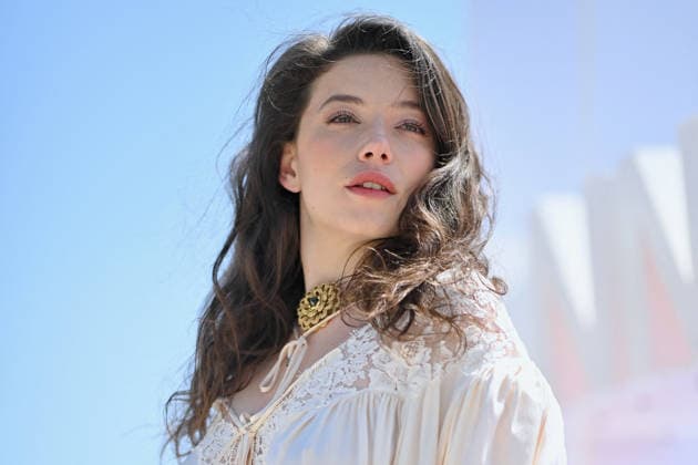 9th Cannes Series - Le Rouge Et Le Noir Photocall. FC CANNES, FRANCE - APRIL 25 Zoe Adjani-Vallat attends the Le Rouge Et Le Noir Photocall at the 9th Canneseries International Festival on April 25, 2026 in Cannes, France. Photo by Franck Castel ABACAPRESS.COM Cannes France  Copyright: xCastelxFranck ABACAx