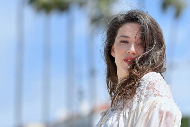 9th Cannes Series - Le Rouge Et Le Noir Photocall. FC CANNES, FRANCE - APRIL 25 Zoe Adjani-Vallat attends the Le Rouge Et Le Noir Photocall at the 9th Canneseries International Festival on April 25, 2026 in Cannes, France. Photo by Franck Castel ABACAPRESS.COM Cannes France  Copyright: xCastelxFranck ABACAx