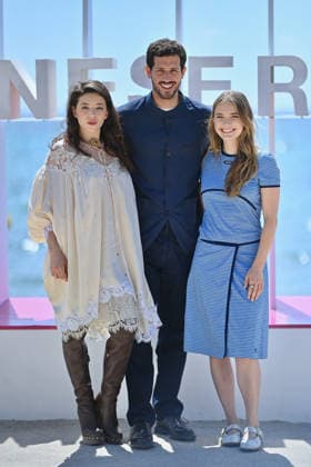9th Cannes Series - Le Rouge Et Le Noir Photocall. FC CANNES, FRANCE - APRIL 25 Zoé Adjani-Vallat, Victor Belmondo and Camille Razat attends the Le Rouge Et Le Noir Photocall at the 9th Canneseries International Festival on April 25, 2026 in Cannes, France. Photo by Franck Castel ABACAPRESS.COM Cannes France  Copyright: xCastelxFranck ABACAx