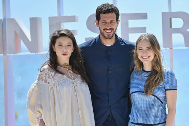 9th Cannes Series - Le Rouge Et Le Noir Photocall. FC CANNES, FRANCE - APRIL 25 Zoé Adjani-Vallat, Victor Belmondo and Camille Razat attends the Le Rouge Et Le Noir Photocall at the 9th Canneseries International Festival on April 25, 2026 in Cannes, France. Photo by Franck Castel ABACAPRESS.COM Cannes France  Copyright: xCastelxFranck ABACAx