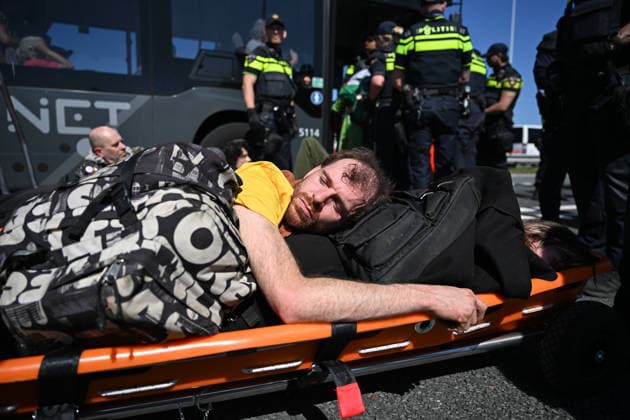Police arrest over 400 protesters after A12 road blockade in Utrecht UTRECHT, NETHERLANDS - APRIL 25: Climate activists and pro-Palestinian demonstrators block a road near De Meern in Utrecht, Netherlands on April 25, 2026. More than 400 protesters were detained during the roadblock protest. Mouneb Taim Anadolu Utrecht Netherlands. Editorial use only. Please get in touch for any other usage.  Copyright: x2026xAnadoluxMounebxTaimx