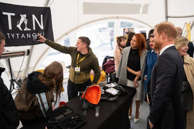 The Duke of Sussex At Invictus Games Ukraine Forum - Kyiv Prince Harry (R), The Duke of Sussex, visits the exhibition area of the TYTANOVI Rehabilitation Centre in the mobile town during the Invictus Games Ukraine Forum, dedicated to the 10th anniversary of the Invictus Games movement in Ukraine, at the National Museum of the History of Ukraine in WWII Memorial Complex, Kyiv, Ukraine, April 24, 2026. Ukraine has participated in the Invictus Games since 2017, showing strong results and steady team growth. The Ukrainian team competes in athletics, archery, rowing, and swimming, earning numerous medals and prize placements. Photo by Danylo Antoniuk Ukrinform ABACAPRESS.COM Kyiv Ukraine Copyright: xUkrinform ABACAx