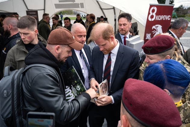 The Duke of Sussex At Invictus Games Ukraine Forum - Kyiv Prince Harry (C), The Duke of Sussex, signs a book while meeting Ukrainian soldiers and veterans at one of the interactive locations during the Invictus Games Ukraine Forum, dedicated to the 10th anniversary of the Invictus Games movement in Ukraine, at the National Museum of the History of Ukraine in WWII Memorial Complex, Kyiv, Ukraine, April 24, 2026. Ukraine has participated in the Invictus Games since 2017, showing strong results and steady team growth. The Ukrainian team competes in athletics, archery, rowing, and swimming, earning numerous medals and prize placements. Photo by Danylo Antoniuk Ukrinform ABACAPRESS.COM Kyiv Ukraine Copyright: xUkrinform ABACAx