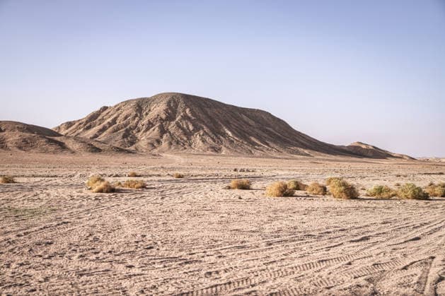 Marsa alam, egypt 21 april 2026: arid desert landscape with sparse vegetation and clear blue sky, capturing the vastness of the eastern desert in marsa alam, egypt Arid desert landscape with rolling eastern desert mountains Copyright: xx Egitto edit 1161
