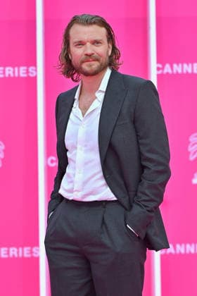 Pink Carpet - The 9th Canneseries International Festival - Day 3. FC CANNES, FRANCE - APRIL 25 Pilou Asbæk attends Day Three of the 9th Canneseries International Festival on April 25, 2026 in Cannes, France. Photo by Franck Castel ABACAPRESS.COM Cannes France  Copyright: xCastelxFranck ABACAx