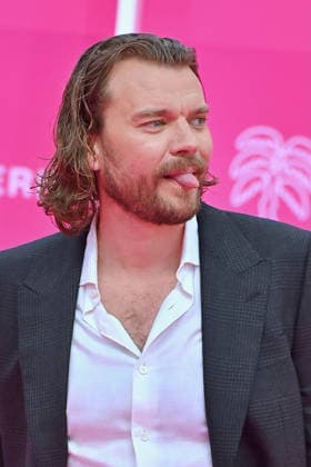 Pink Carpet - The 9th Canneseries International Festival - Day 3. FC CANNES, FRANCE - APRIL 25 Pilou Asbæk attends Day Three of the 9th Canneseries International Festival on April 25, 2026 in Cannes, France. Photo by Franck Castel ABACAPRESS.COM Cannes France  Copyright: xCastelxFranck ABACAx