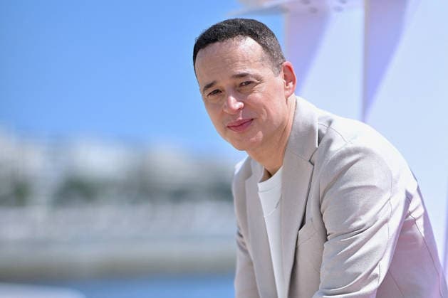 9th Cannes Series - Ron Leshem Photocall. FC CANNES, FRANCE - APRIL 25 Ron Leshem attends the Ron Leshem Photocall at the 9th Canneseries International Festival at Plage Du Majestic on April 25, 2026 in Cannes, France. Photo by Franck Castel ABACAPRESS.COM Cannes France  Copyright: xCastelxFranck ABACAx