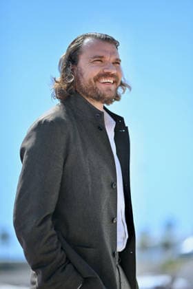 9th Cannes Series - Snake Killer Photocall. FC CANNES, FRANCE - APRIL 25 Pilou Asbæk attends the Snake Killer Photocall at the 9th Canneseries International Festival at Plage Du Majestic on April 25, 2026 in Cannes, France. Photo by Franck Castel ABACAPRESS.COM Cannes France  Copyright: xCastelxFranck ABACAx