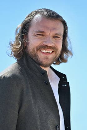9th Cannes Series - Snake Killer Photocall. FC CANNES, FRANCE - APRIL 25 Pilou Asbæk attends the Snake Killer Photocall at the 9th Canneseries International Festival at Plage Du Majestic on April 25, 2026 in Cannes, France. Photo by Franck Castel ABACAPRESS.COM Cannes France  Copyright: xCastelxFranck ABACAx