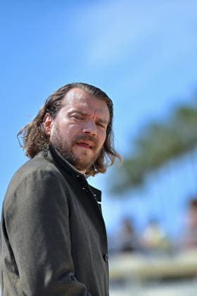 9th Cannes Series - Snake Killer Photocall. FC CANNES, FRANCE - APRIL 25 Pilou Asbæk attends the Snake Killer Photocall at the 9th Canneseries International Festival at Plage Du Majestic on April 25, 2026 in Cannes, France. Photo by Franck Castel ABACAPRESS.COM Cannes France  Copyright: xCastelxFranck ABACAx