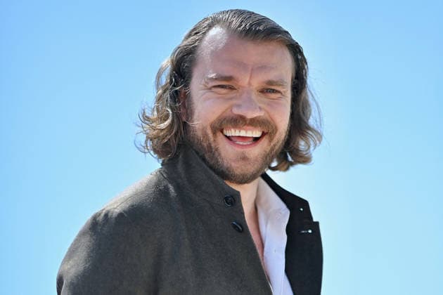 9th Cannes Series - Snake Killer Photocall. FC CANNES, FRANCE - APRIL 25 Pilou Asbæk attends the Snake Killer Photocall at the 9th Canneseries International Festival at Plage Du Majestic on April 25, 2026 in Cannes, France. Photo by Franck Castel ABACAPRESS.COM Cannes France  Copyright: xCastelxFranck ABACAx