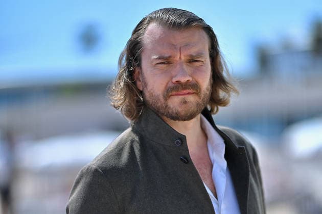 9th Cannes Series - Snake Killer Photocall. FC CANNES, FRANCE - APRIL 25 Pilou Asbæk attends the Snake Killer Photocall at the 9th Canneseries International Festival at Plage Du Majestic on April 25, 2026 in Cannes, France. Photo by Franck Castel ABACAPRESS.COM Cannes France  Copyright: xCastelxFranck ABACAx