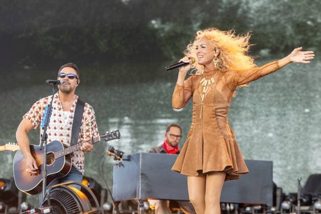 April 25, 2026, Indio, California, U.S: JIMI WESTBROOK and KIMBERLY SCHLAPMAN of Little Big Town during Stagecoach Music Festival at Empire Polo Club in Indio, California Indio U.S  - ZUMAs135 20260425_zap_s135_102 Copyright: xDanielxDeSloverx