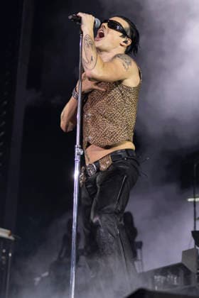 Yungblud performs at AO Arena Yungblud performs at AO Arena, Manchester, England, 25th April 2026, Credit:Mike Gray Avalon  Copyright: xMikexGrayx xAvalonx 1094364170